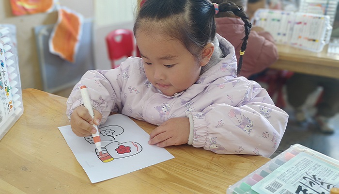 窑湾镇王楼幼儿园小班开展“防冻保暖”安全教育主题活动